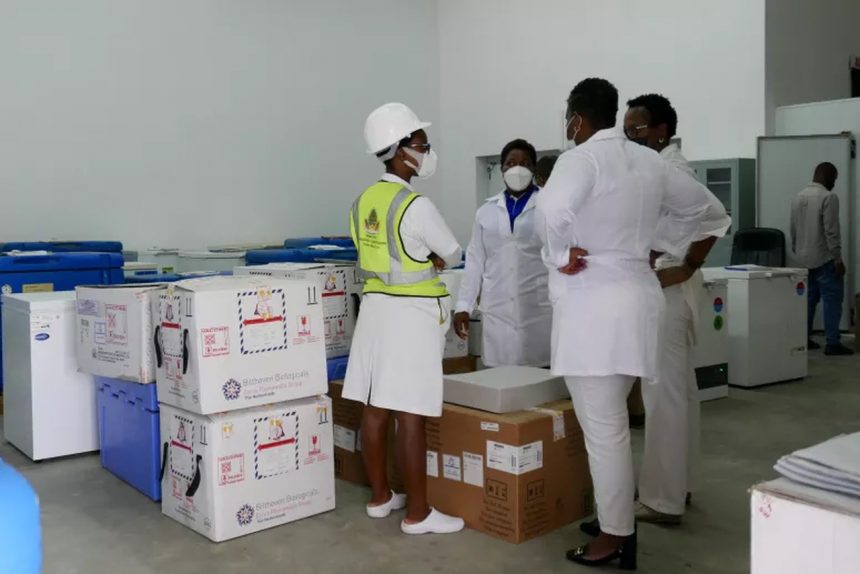 Covid-19: Moçambique recebe doses para vacinar um milhão de pessoas