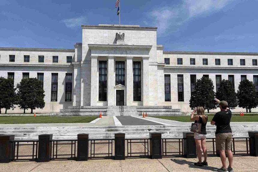 Banco central norte-americano acelera redução dos estímulos e vê três subidas de juros em 2022