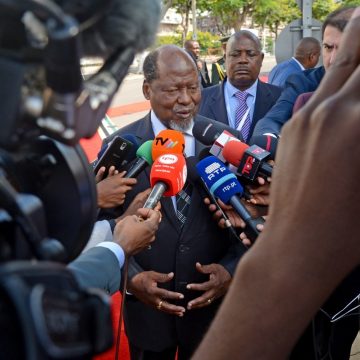 Joaquim Chissano e BAD discutem dívida do Zimbabué