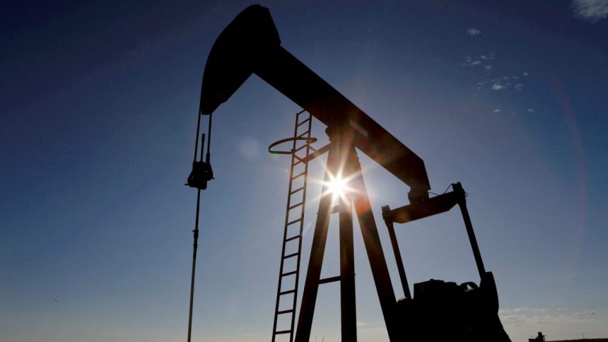 Arábia Saudita prolonga cortes na sua produção de petróleo por mais um mês