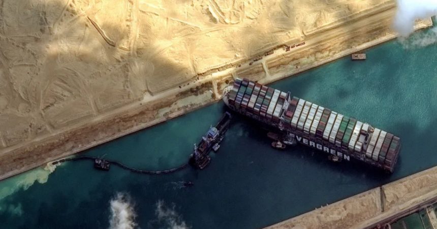 Canal do Suez atinge receita recorde em 2021