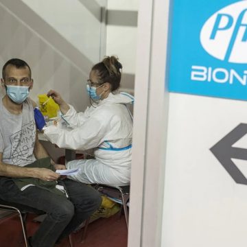 Covid-19. Pfizer e BioNTech estão a recrutar pessoas para testar vacinas contra ómicron