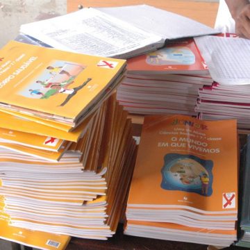 Ministério da Educação está a rever aspectos científicos, linguísticos e didácticos em 86 livros escolares