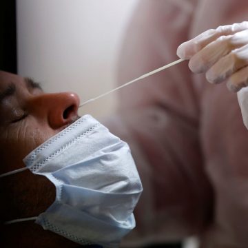 Inglaterra anuncia suspensão de testes PCR para assintomáticos