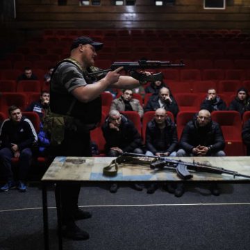 Fotos: Civis ucranianos aprendem a utilizar AK-47 em sala de cinema