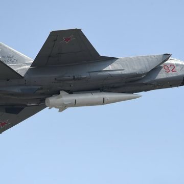 Rússia volta a usar mísseis hipersónicos e Zelensky suspende actividade de 11 partidos
