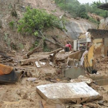 Sobe para 48 o número de mortes pela chuva no Brasil