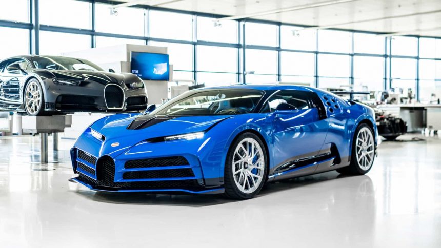 Primeiro Bugatti Centodieci é azul e está pronto para entrega