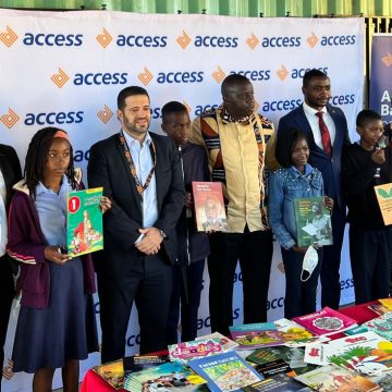 Access Bank doa livros a escola primária em Maputo