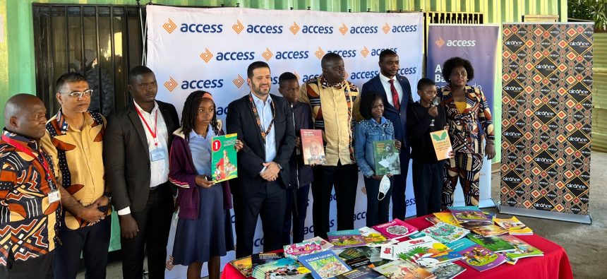 Access Bank doa livros a escola primária em Maputo