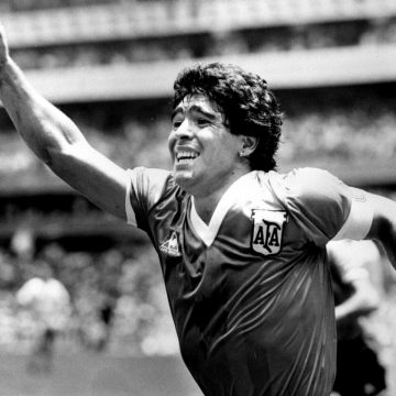 A bola do golo de mão de Maradona vai a leilão