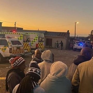 Polícia sul-africana investiga morte de 20 jovens num bar