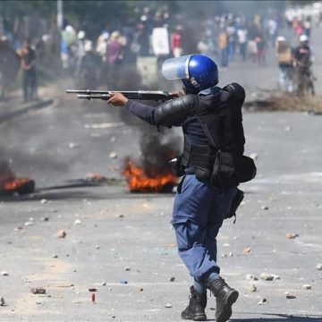 Sul-africanos em protestos exigem aumento do salário mínimo para 47 mil meticais