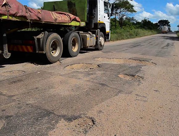 “Má qualidade das vias de acesso e burocracia impedem crescimento de Moçambique” – revela estudo