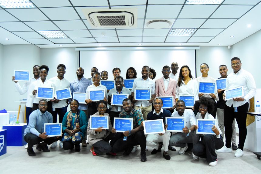 Trinta jovens recém-graduados integrados no Standard Bank