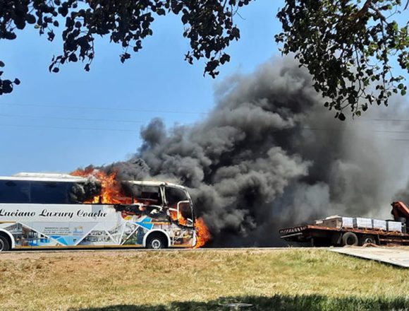 Transportadores moçambicanos continuam a usar rota alternativa para evitar ataques na África do Sul
