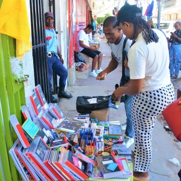 Material escolar já domina negócio na baixa da cidade de Maputo