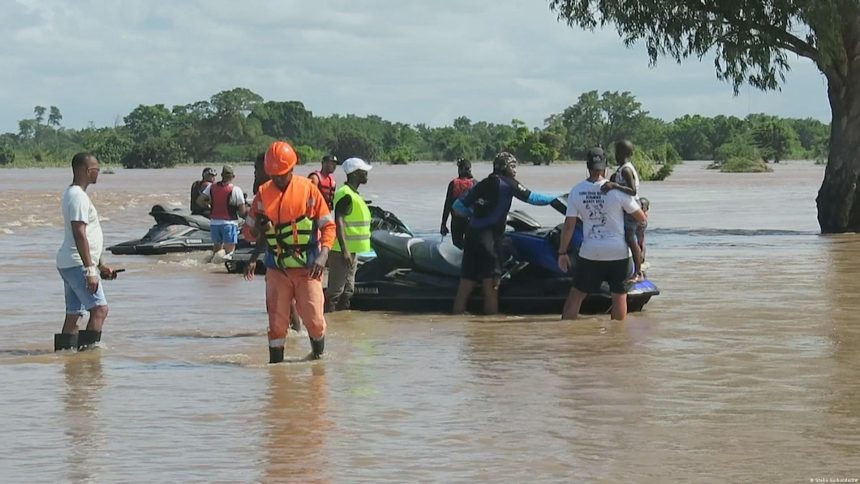 Cheias e surto de cólera deixam Moçambique em situação de alerta