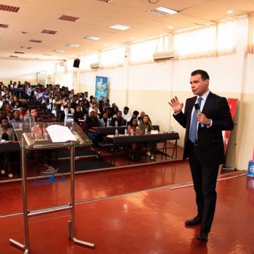 Ernst & Young incentiva jovens moçambicanos a conquistarem competências para o futuro