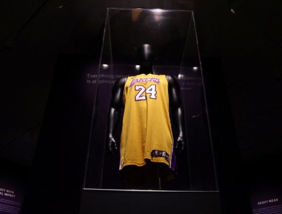 Camisola de Kobe Bryant da época de MVP vendida por 5,8 milhões de dólares