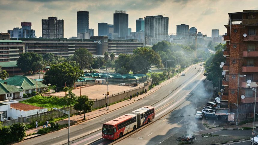 Acidente com autocarros escolares provoca pelo menos 15 mortos na África do Sul