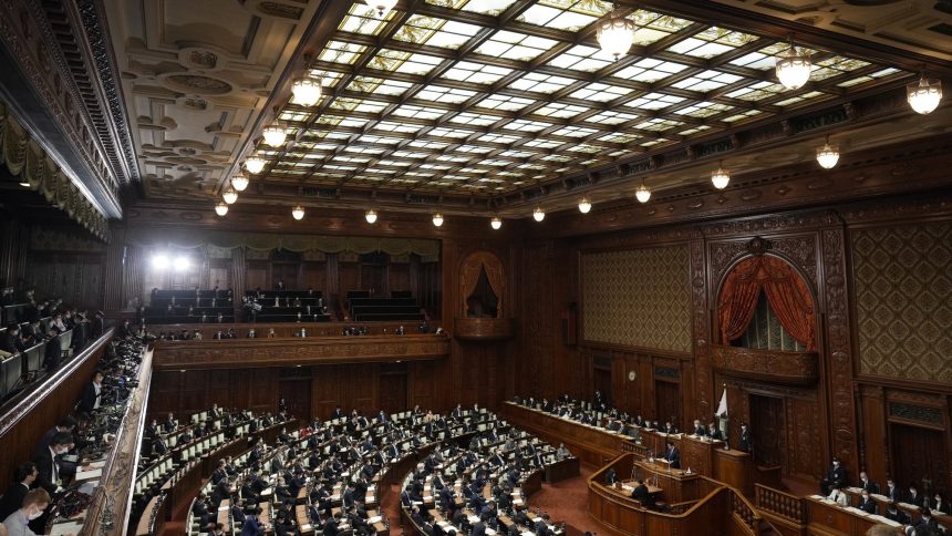 Deputado expulso do parlamento do Japão pela primeira vez em 72 anos