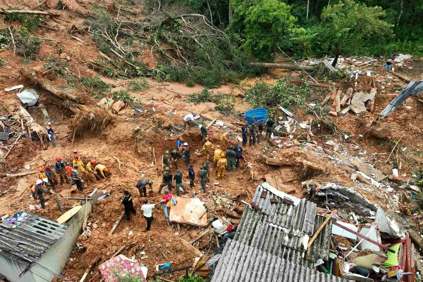 Deslizamentos De Terra Provocam Oito Mortos No Norte Do Brasil 