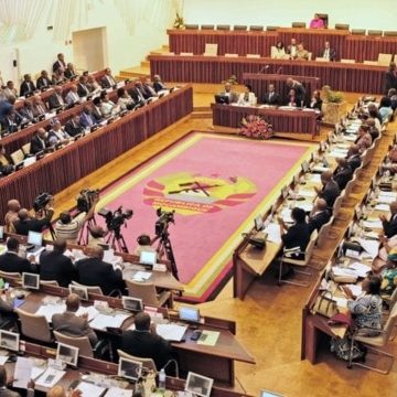 Parlamento dividido sobre desempenho do Governo e a oposição pergunta por “onde anda o campeão”