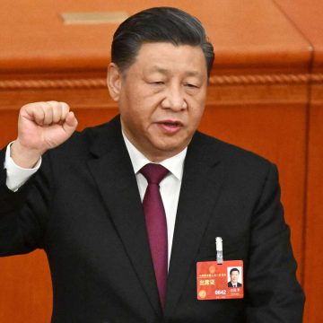 Presidente chinês, Xi Jinping inicia 3.º mandato em período de desafios económicos