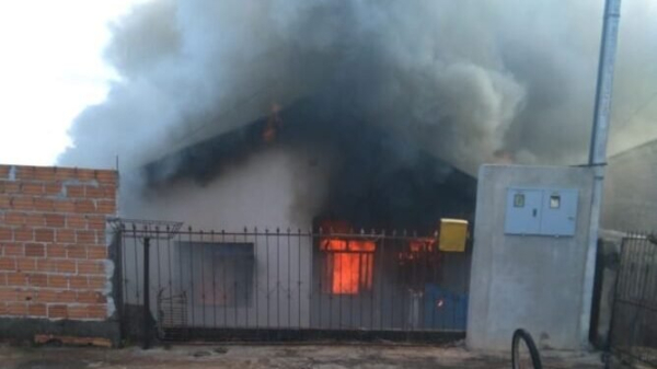 Incêndio destrói fábrica e armazém de pipocas na Beira