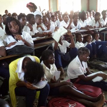 Mais de 100 alunos partilham uma sala de aula no Niassa