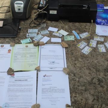 Detidos quatro indivíduos por falsificação de cartas de condução em Nampula