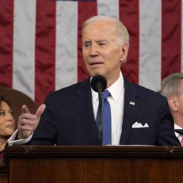 Joe Biden saúda rei Carlos III e destaca “amizade longa” entre EUA e Reino Unido