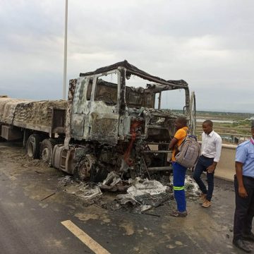 Incêndio destrói parcialmente camião com 500 sacos de cimento na cidade da Beira