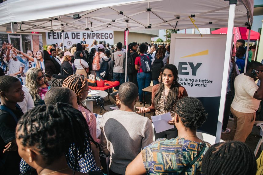 Ernst & Young apoia jovens na procura de oportunidades de emprego