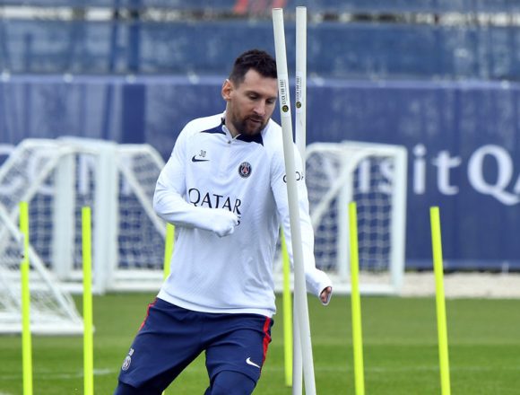 Lionel Messi regressa aos treinos após a polémica viagem