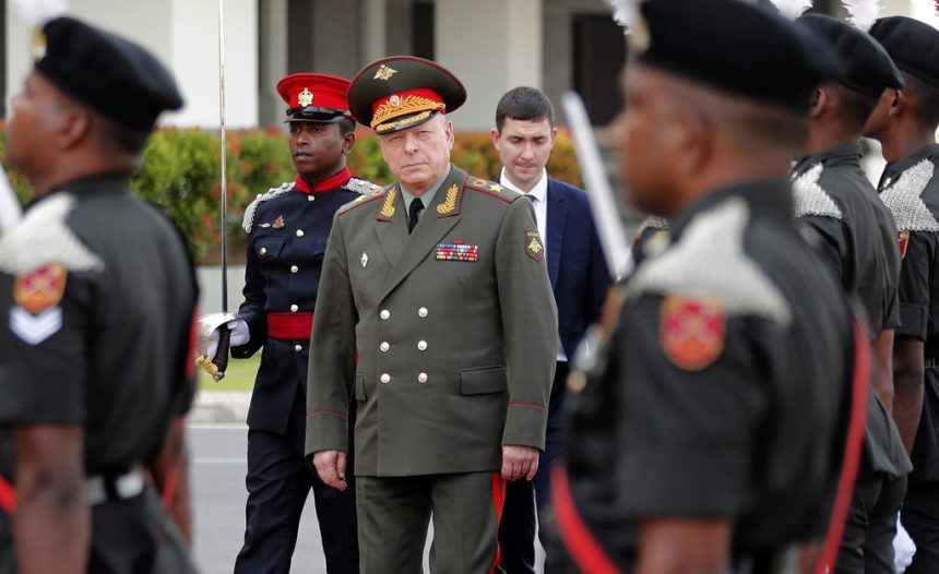 General do exército sul-africano na Rússia para discutir cooperação dias após acusação de envio de armas