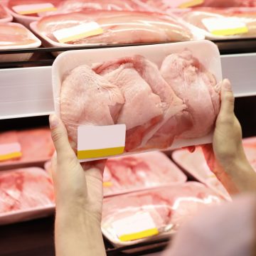 EUA autorizam comercialização de carne de frango criada em laboratório