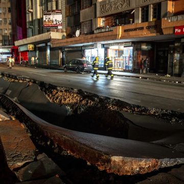Explosão subterrânea de gás faz um morto e causou o capotamento de mais de 20 carros na África do sul