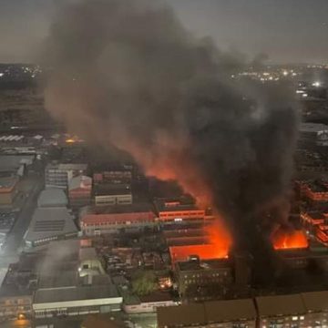 África do Sul: Cyril Ramaphosa diz que “incêndio em Joanesburgo é um alerta para o governo”