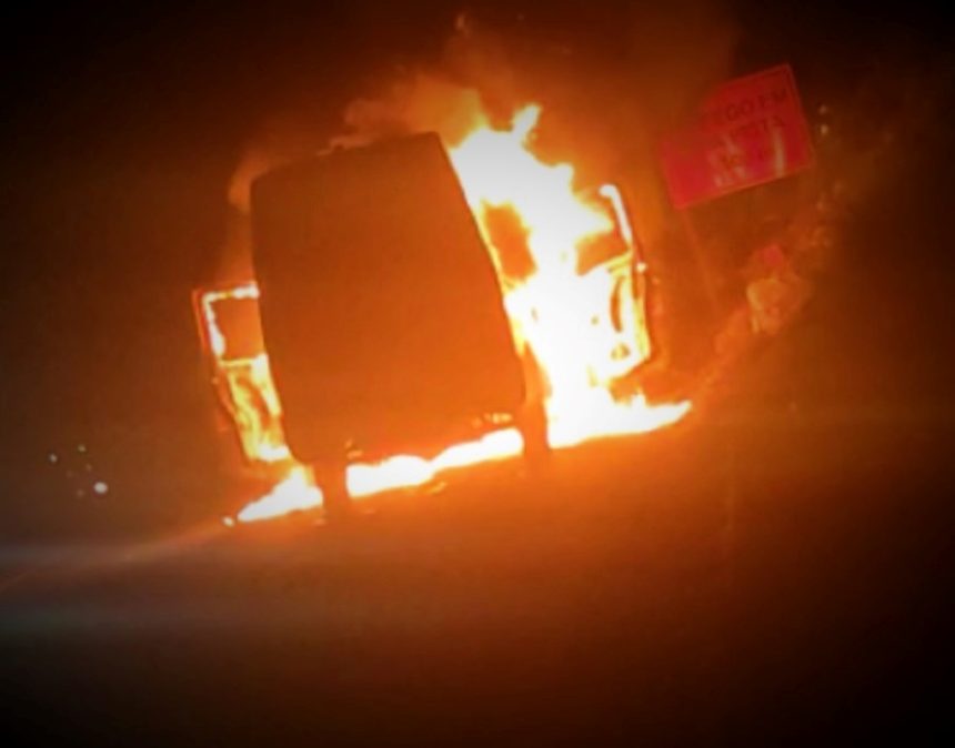 Ambulância arde após acidente na cidade de Maputo