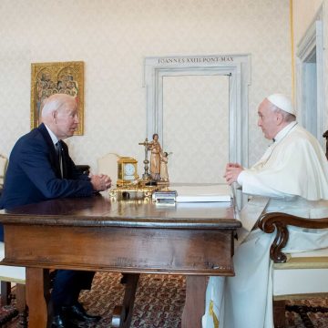 Papa Francisco e Joe Biden discutem conflitos por telefone