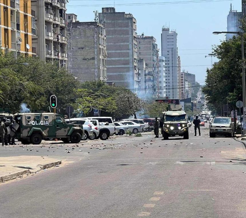 Maputo: Estradas barricadas. Chapas paralisados. Polícia violenta. Balas verdadeiras. Gás lacrimogénio