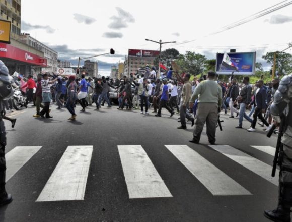 Daniel Chapo diz que não é com manifestações de rua que se desenvolve Moçambique