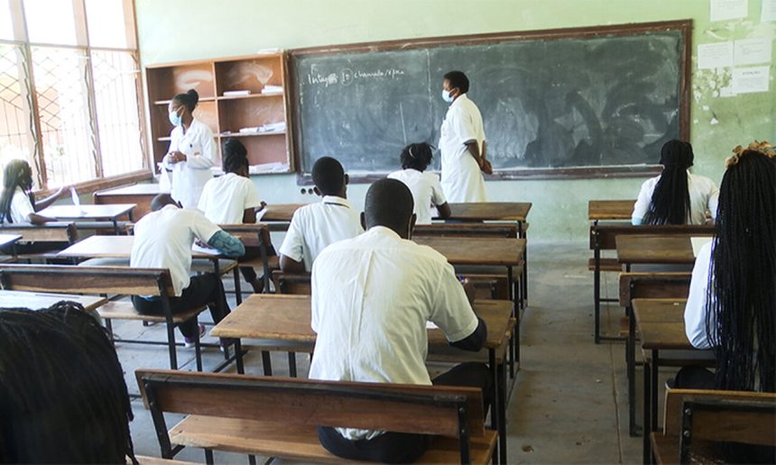 Professores ameaçam paralisar as actividades devido a falta de pagamento de horas extras