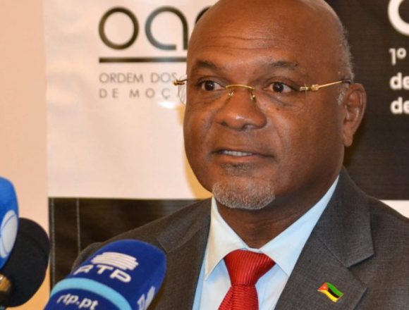 Carlos Mesquita critica a proliferação de construções desordenadas em Moçambique