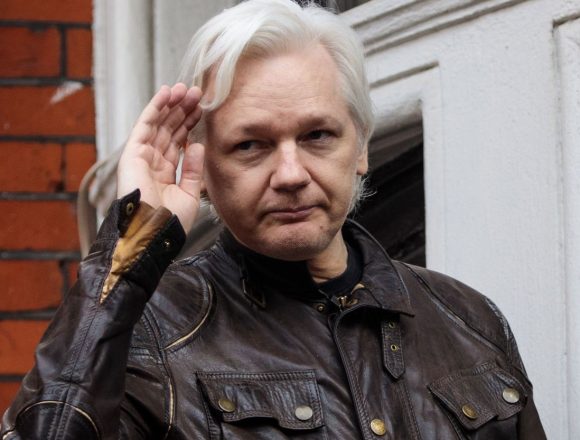 Tribunal de Londres avalia pedido de recurso contra extradição de Julian Assange para EUA