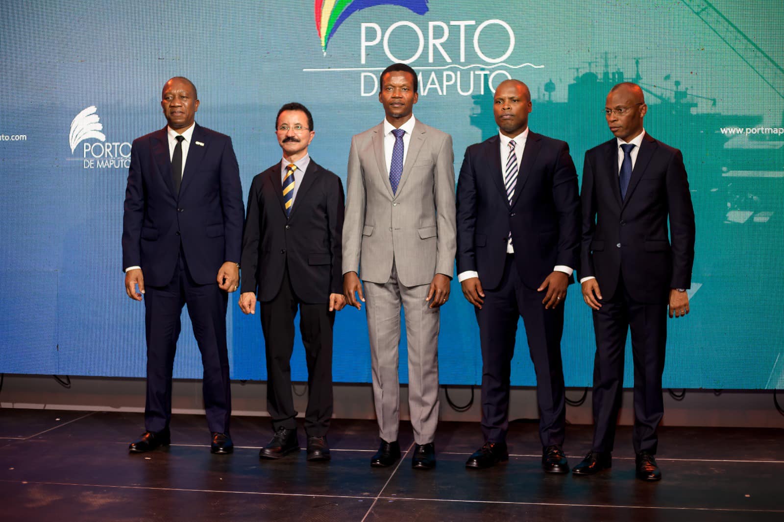 Da direita à esquerda o PCA dos CFM, Agostinho Langa; o representante da DP World; o vice-Ministro dos Transportes e Comunicações, Amilton Alissone; o representante da Grindrod; e o Director-Geral da MPDC, Osório Lucas.