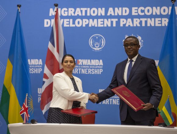 Londres aprova deportação de requerentes de asilo para o Ruanda