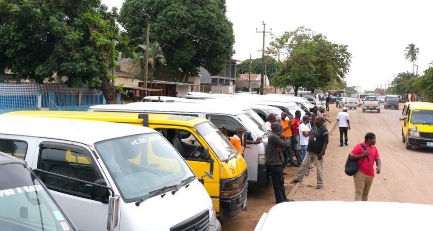 Transportadores semi-coletivos paralisam actividades na Matola devido à degradação das vias